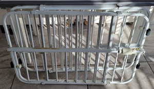 CARLSON PET PRODUCTS WHITE METAL EXPANDABLE GATES FOR BABIES OR SMALL PETS