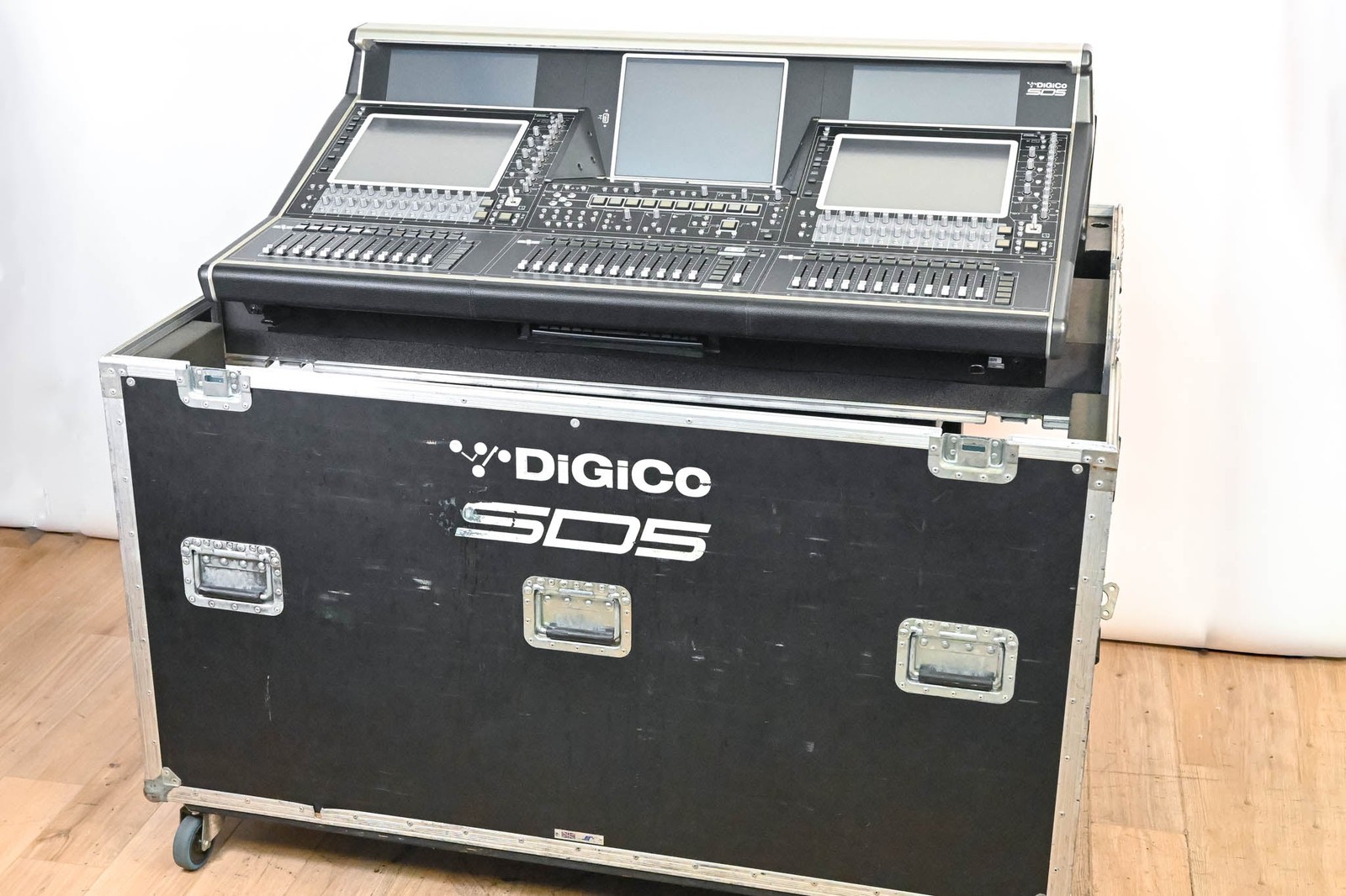 DiGiCo SD5 Digital Mixing Console w/ Waves Card, ST Optical & Road Case CG01GCW
