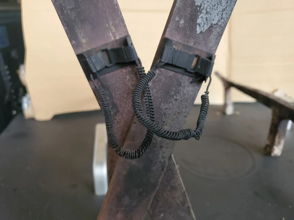 老式铁质滑雪壁炉安迪龙十字滑雪板 — 第 3/4 张图片