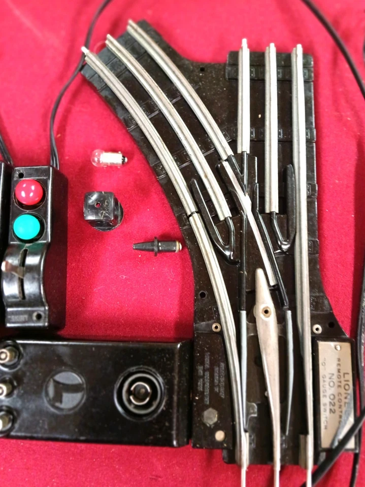 Lionel 022 Remote Controlled Switches, Left and Right Hand - Image 2 of 4