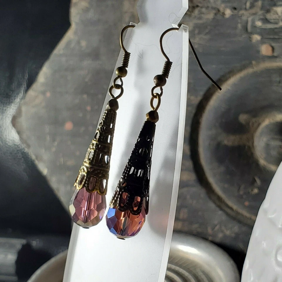 Pendientes antiguos de lágrima de cristal brillante púrpura facetado filigrana de bronce Foto 4 de 4
