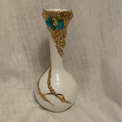 Andrea Parkin Vase handbemalt weiß 5 1/2 mit 22 kt Gold Freiformmotiv