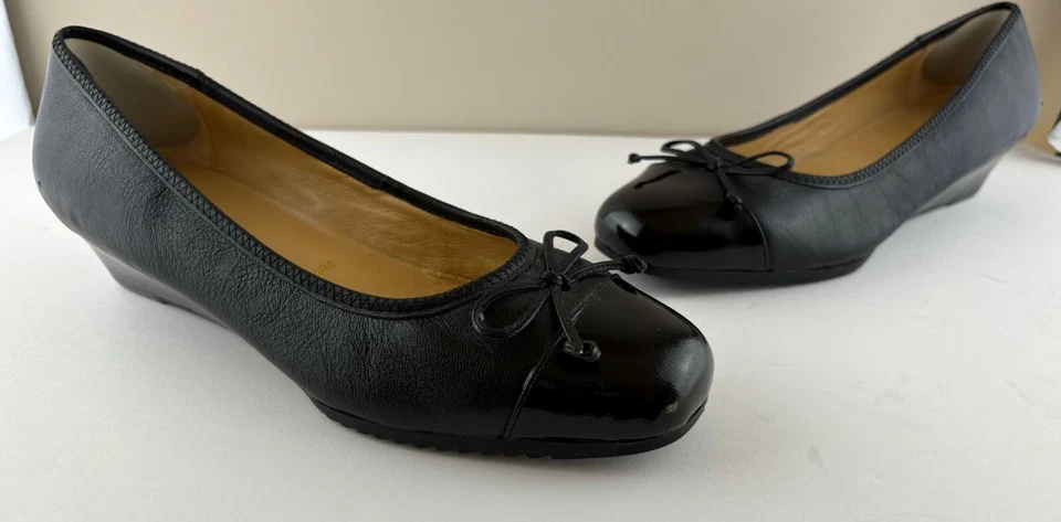Trotters Lilly Cap Toe Pumps Black Leather Wedge Heels Size 10.5 M Bow Detail - Image 2 of 4
