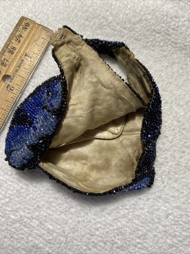 Antiguo bolso de mano de noche Art Deco con solapa con micro cuentas 1924 - Imagen 6 de 9