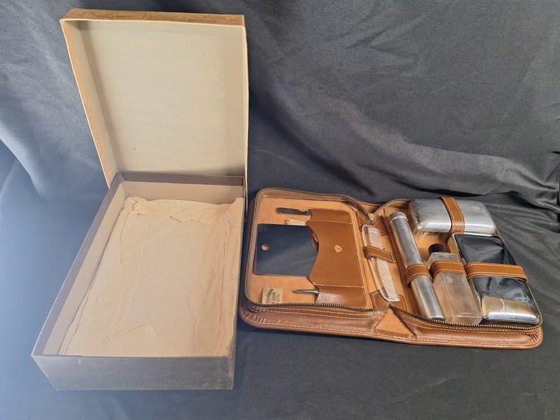 Vintage Ely Co Leather Men's Grooming Kit; 8 pieces; zippered; Chrome Complete!