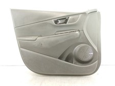 82370J9000 LINKE VORDERTÜRVERKLEIDUNG / 6334308 FÜR HYUNDAI KONA TECNO 2WD