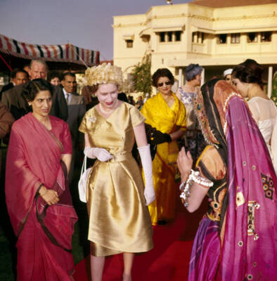 Queen Elizabeth II admiring Indian fashion during the Royal Tour o- Old Photo