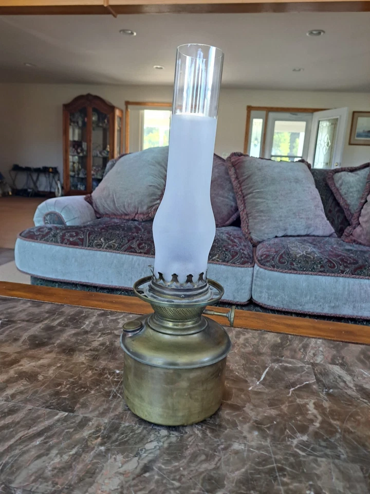 Lámpara de mesa de aceite de porcelana y latón Success antigua que el viento se llevó pintada a mano Foto 4 de 4