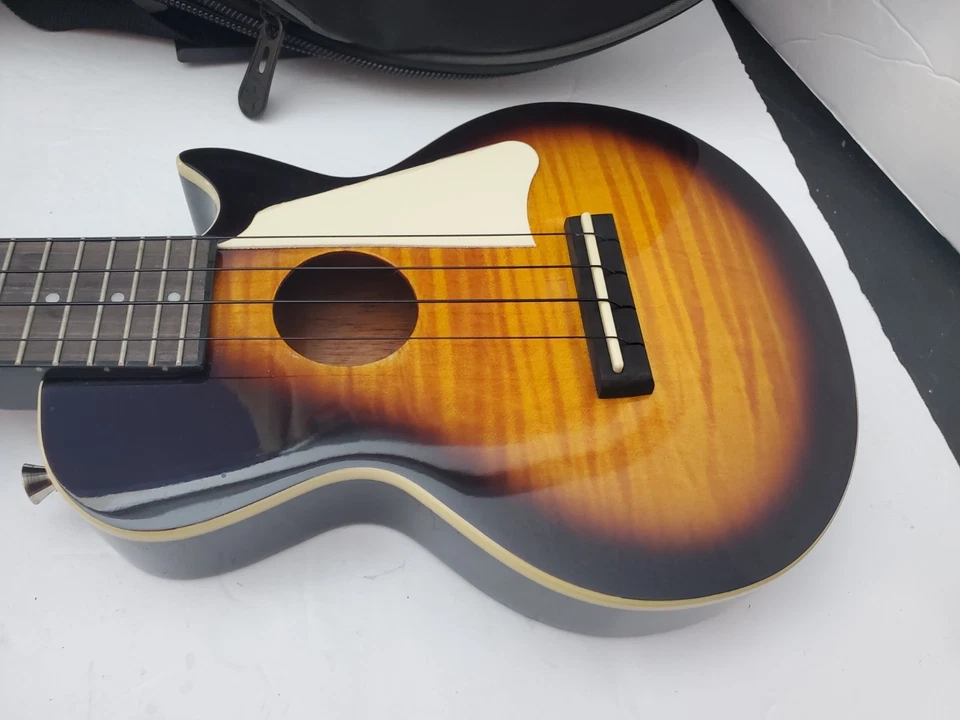 Ukelele tenor eléctrico acústico Epiphone Les Paul con estuche Road Runner Foto 4 de 4