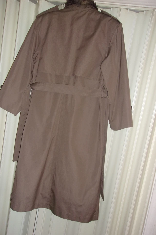 Capa de chuva feminina bege retrato com botão no forro tamanho 5/6 - Imagem 2 de 4