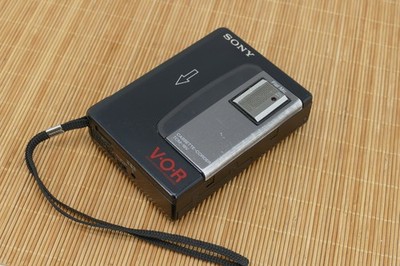 SONY + TCM-18V ++ V-O-R ++ Vintage WALKMAN Cassette Corder + Defekt