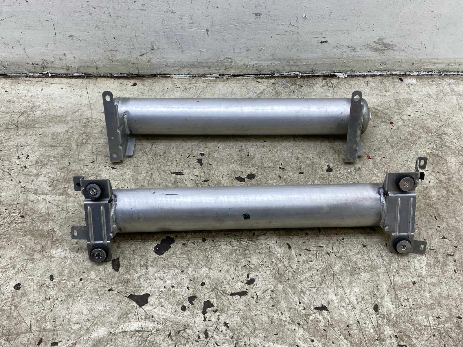 2017-2024 MASERATI LEVANTE OEM AIR RIDE SUSPENSION RESERVOIR TANK SET (2)