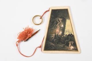 O80O18 Ballspende Tanzkarte mit Messingring und Bleistift um 1900