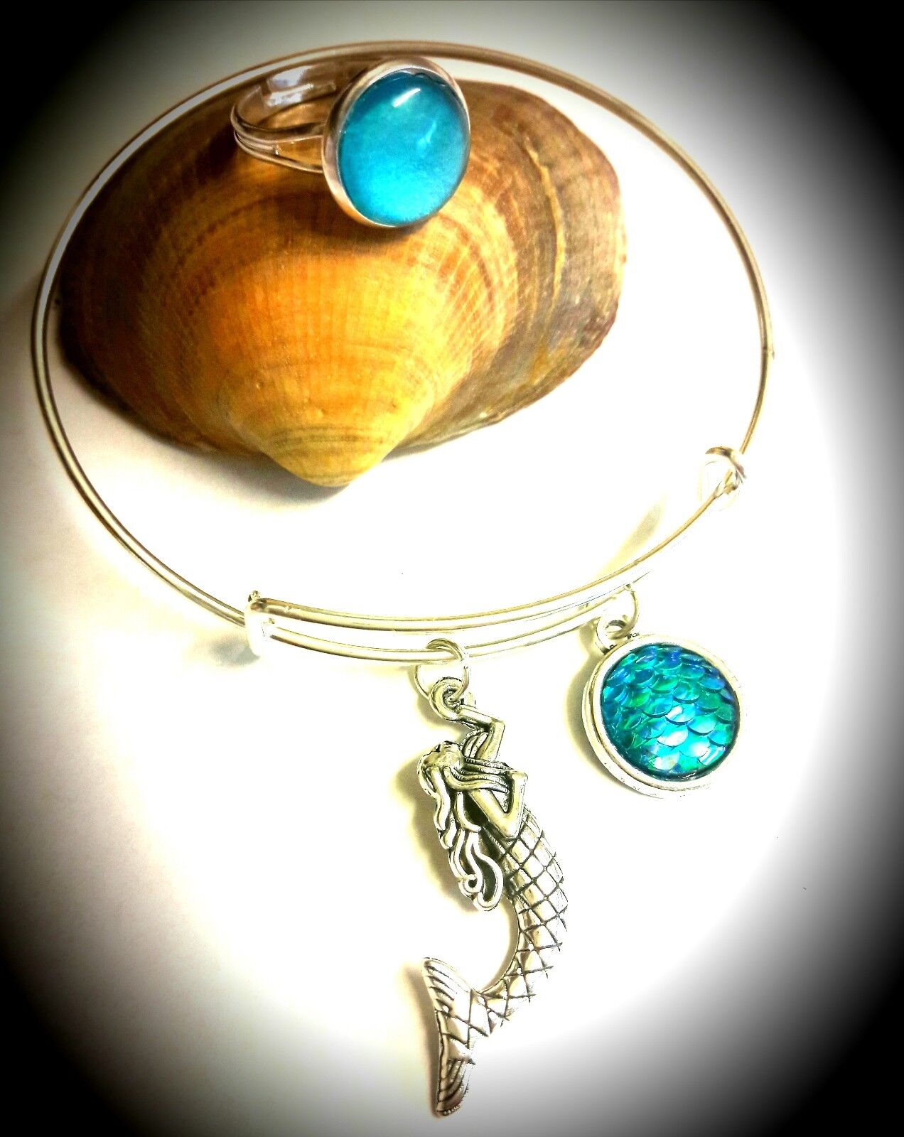 MAKO MERMAIDS MOON RING on The Hunt  Anillo de sirena, Joyería de sirena,  Collar de libro