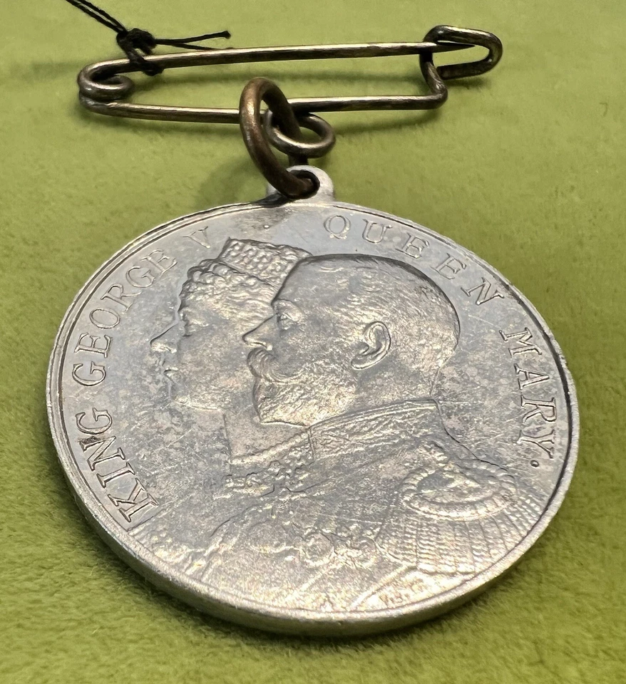 KING GEORGE V QUEEN MARY UK MEDAL 1935 COMMEMORATE SILVER JUBILEE UNITED KINGDOM - Image 4 of 4