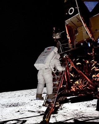 APOLLO 11 BUZZ ALDRIN ON LUNAR LADDER PHOTOGRAPH PHOTO PRINT