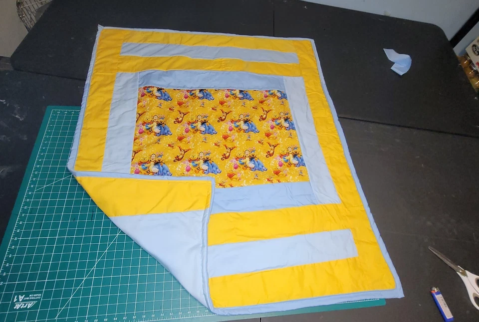 Edredón para bebé hecho a mano 34" por 41" Whinnie The Pooh Foto 2 de 4