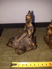 Drei Figuren aus Indien - Rama (als Shiva) reitet auf Hasen oder Cobra oder Hund