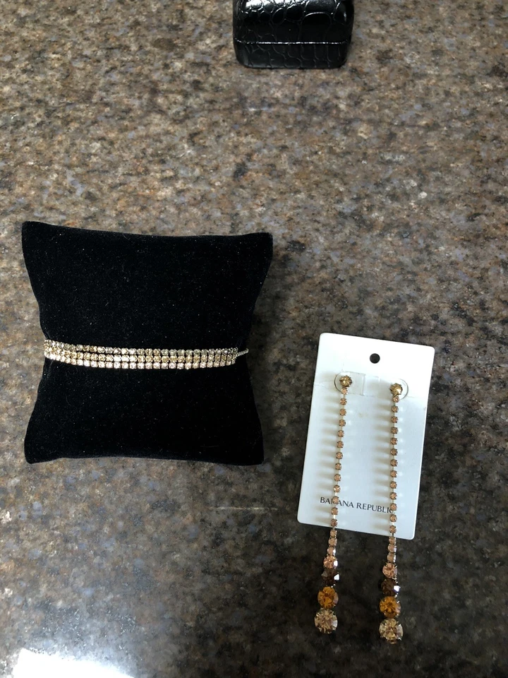 Juego de pendientes y brazaletes Banana Republic bronce estrás Foto 3 de 4