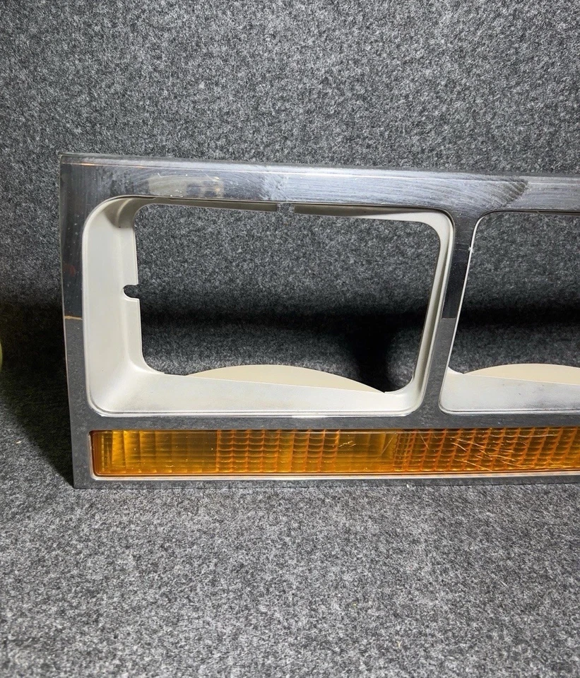 1988-1990 Ford LTD Crown Victoria DRIVER SIDE Headlight Bezel Turn Signal OEM - Image 4 of 4