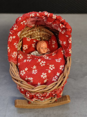 Baby Biegepuppe mit Wiege-Korbwiege mit original Kleidung- Caco - Vintage