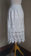 Preloved Women  s White Floral Lace Midi Skirt