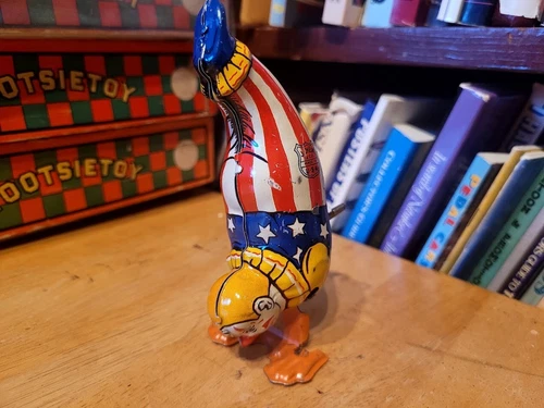 NICE VINTAGE J. CHEIN  1940'S TIN LITHO WIND UP  PATRIOTIC CLOWN #2