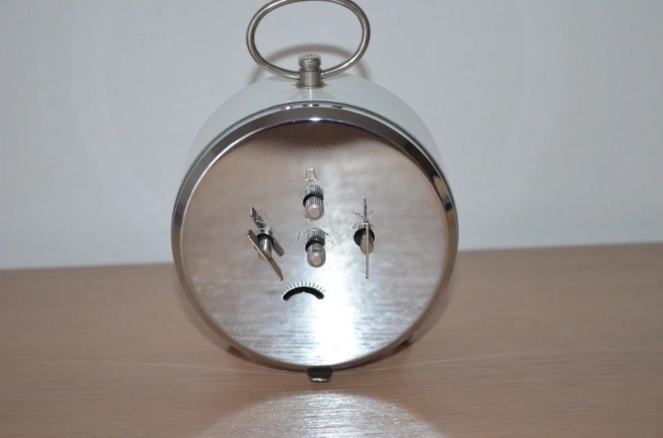 Réveil ancien mécanique PERFORMER Blanc  chiffres noirs fond blanc aiguille fluo - Photo 4/4