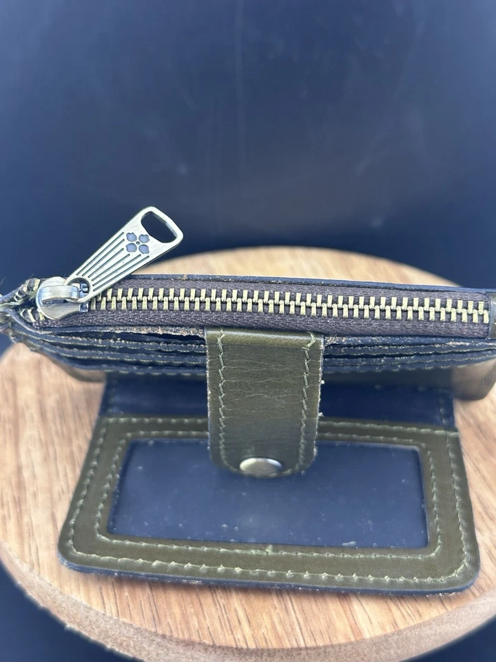 Cartera con tarjeta de identificación Patricia Nash Cassis verde oliva con flor de marca - Usada en excelente estado Foto 4 de 4