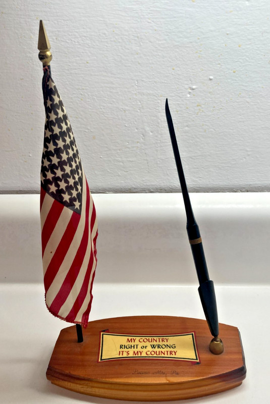 Pocono Mountains Pennsylvania Souvenir US Flag and Pen Set My Country vintage