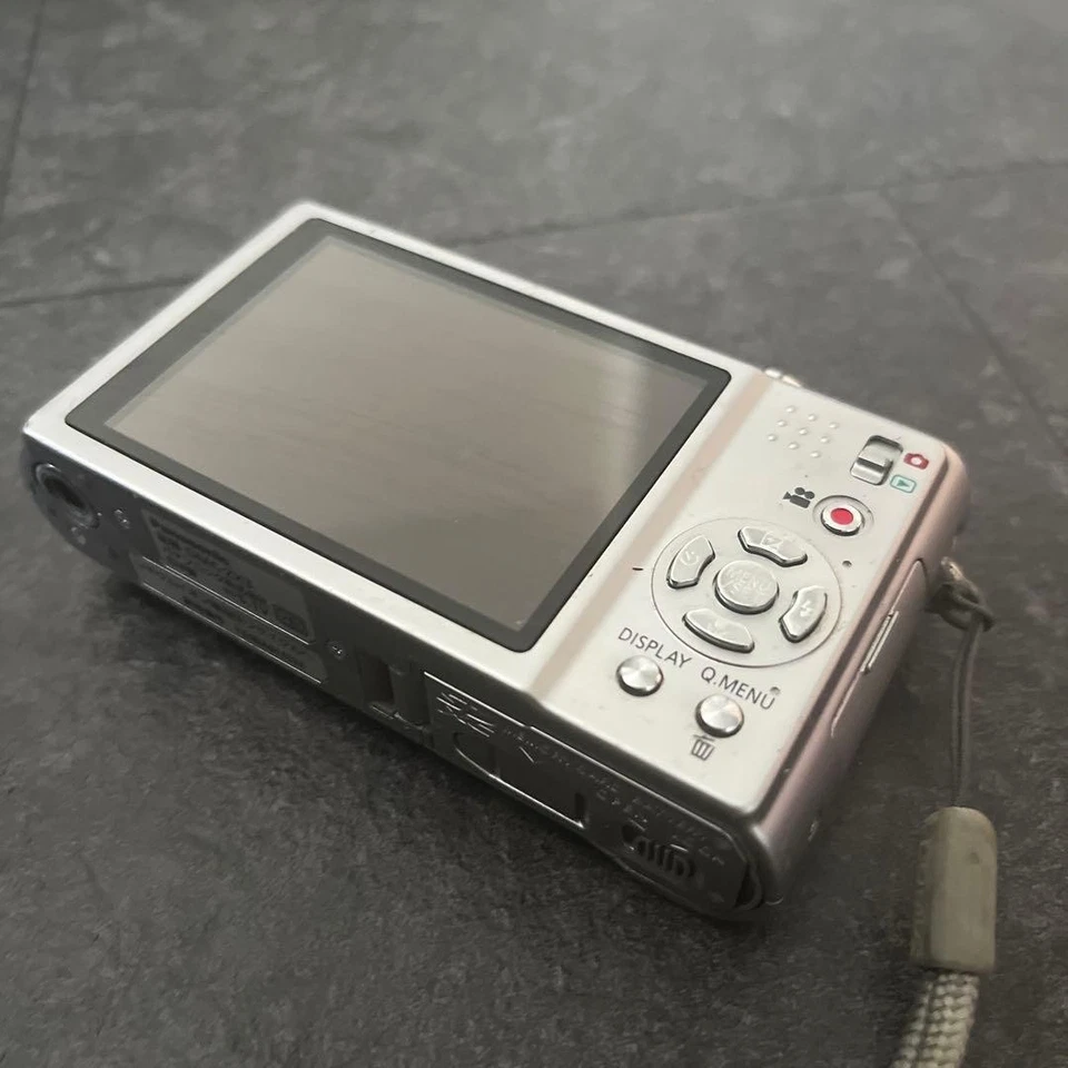 Fotocamera digitale compatta Panasonic LUMIX 8x Zoom HD argento in vendita ora - Immagine 3 di 4