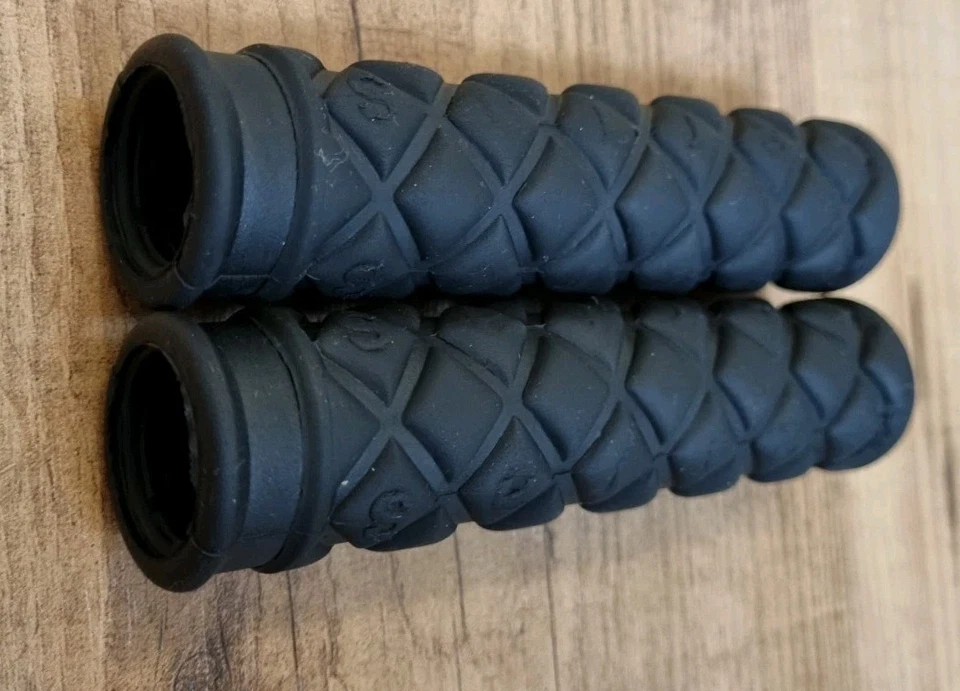 Serfas Handlebar Grips In Black USED - Image 3 of 4