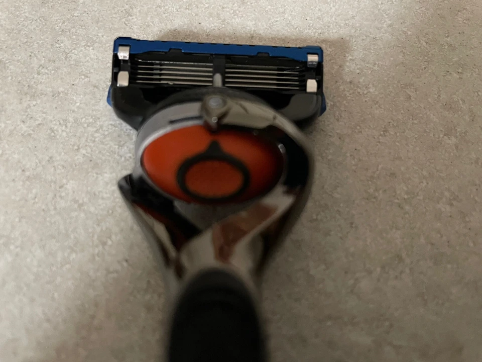 2 Rasoi Nuovi Gillette Fusion Proglide con Tecnologia Flexball - Immagine 4 di 4