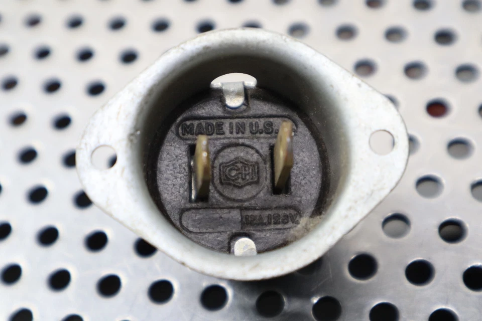 Cutler-Martillo 15A 125V Enchufes Bridados Nuevo Antiguo Stock (Lote de 10) Foto 3 de 4