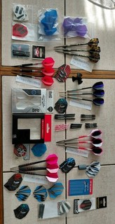 STEELDARTS Konvolut von 5 Sätzen Steeldarts plus jede Menge Dartzubehör TOP!!