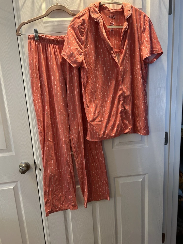 CROFT & BARROW ~ Talla M ~ Juego de pijama de 2 piezas ~ Melocotón o rosa con corazones blancos ~ En muy buena condición ~ Foto 2 de 4