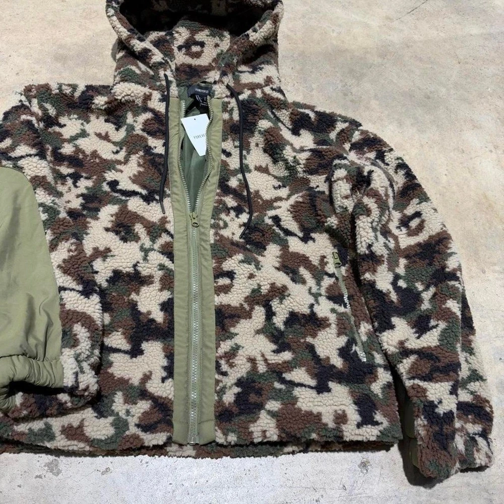 Forever 21 Men's Camo Sherpa Fleece Jacket Size S - product detail image 5