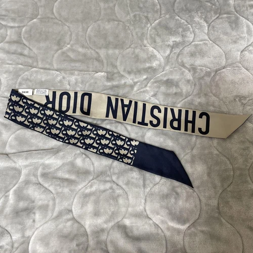 Foulard en soie Dior beige marine imprimé logo Christian Dior fabriqué en Italie 100% soie