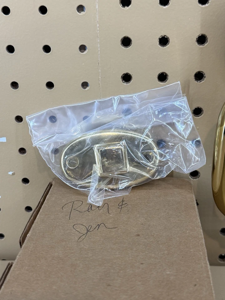 Golpeador de puerta Schlage 36-007 en acabado latón brillante 605 Foto 3 de 4