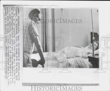 1963 Press Photo Andrew and Mary Ann Fischer visit after quints birth in SD