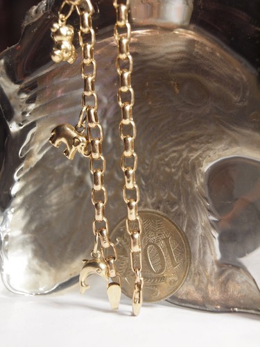 375 YELLOW GOLD BELCHER LINK BRACELET WITH 3 CHARMS - LENGTH : 19 CM