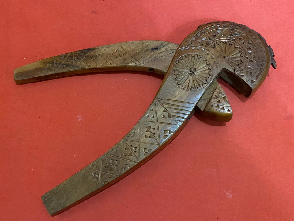 HUGE WODDEN VINTAGE NUT CRACKER HANDMADE CARVED ENGRAVED TOOL NUT WALNUT - Image 4 of 4