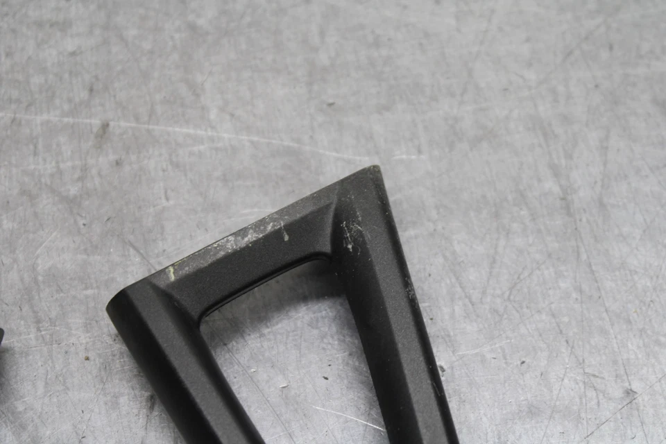 08-16 JUEGO DE CLAVIJAS DE PASAJERO TRASERO YAMAHA YZF R6 PAR BB127 Foto 2 de 4