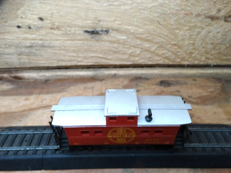 Life-Like HO Scale 41' Santa Fe ATSF 999850 Caboose with Chimney - Image 4 of 4