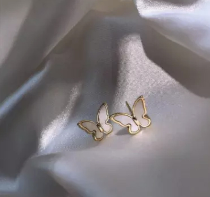 Pendientes de oro para mujer y niña en hermoso diseño de mariposa
