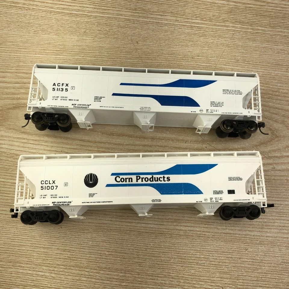Juego de 2 tolvas cubiertas de 3 bahías Accurail HO Corn Products # 51007, 51135 Foto 2 de 4