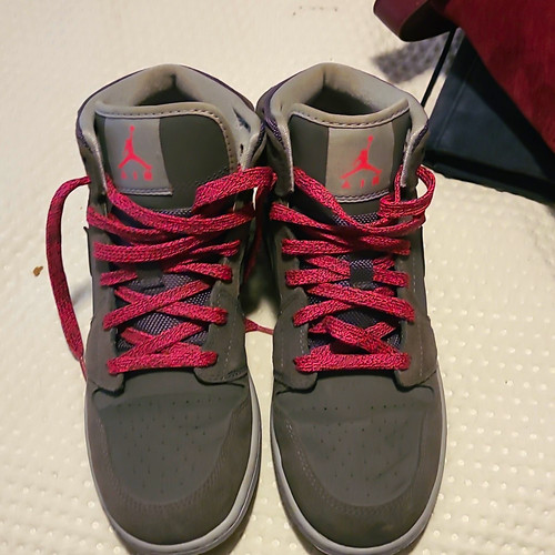 Jordan Men’s Mid Top Basketball Lace-Up Sneaker Gray/Burgundy Solid Rubber