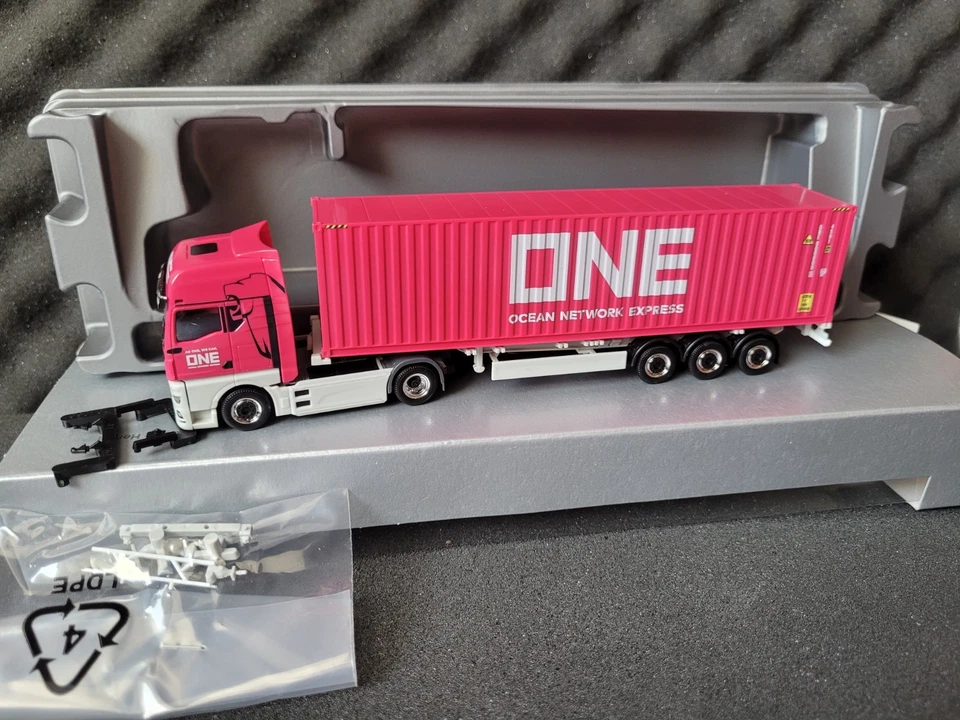 MAN TGX GX ONE Ocean Network Express & 40 FT High Cube ONE- Container aus 960335 - Bild 3 von 4