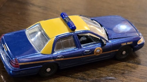 1:64 Spec Cast 3¼" 2001 Ford Crown Victoria West Virginia State Patrol - Picture 5 of 13