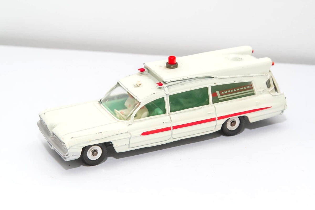 Dinky Toys Ambulance Superior Criterion – Cadillac 1/43 – Miniature Ancienne